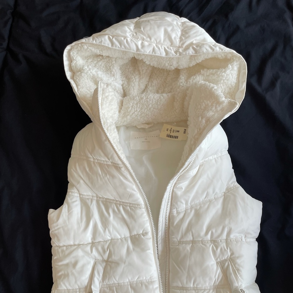 NWT Fuzzy White Aeropostale Vest